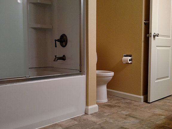 Spacious bathroom 