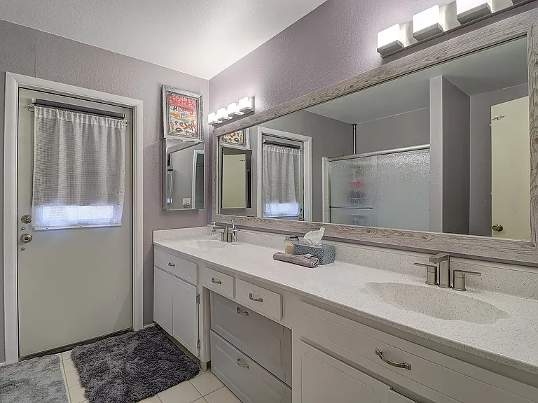 Bathroom #2
(8' x 9')
Bathtub/shower
Separate door to pool