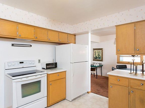 5th image of 1063 Campbell St