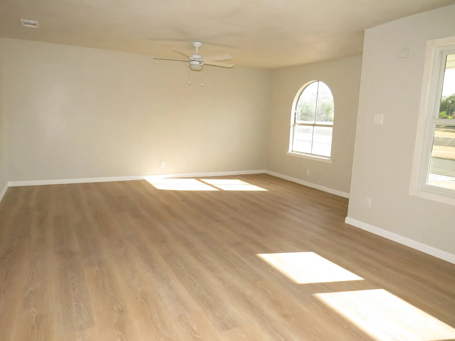 4 bed, 3.0 bath, 2076 sqft, $1,425 — Photo 3