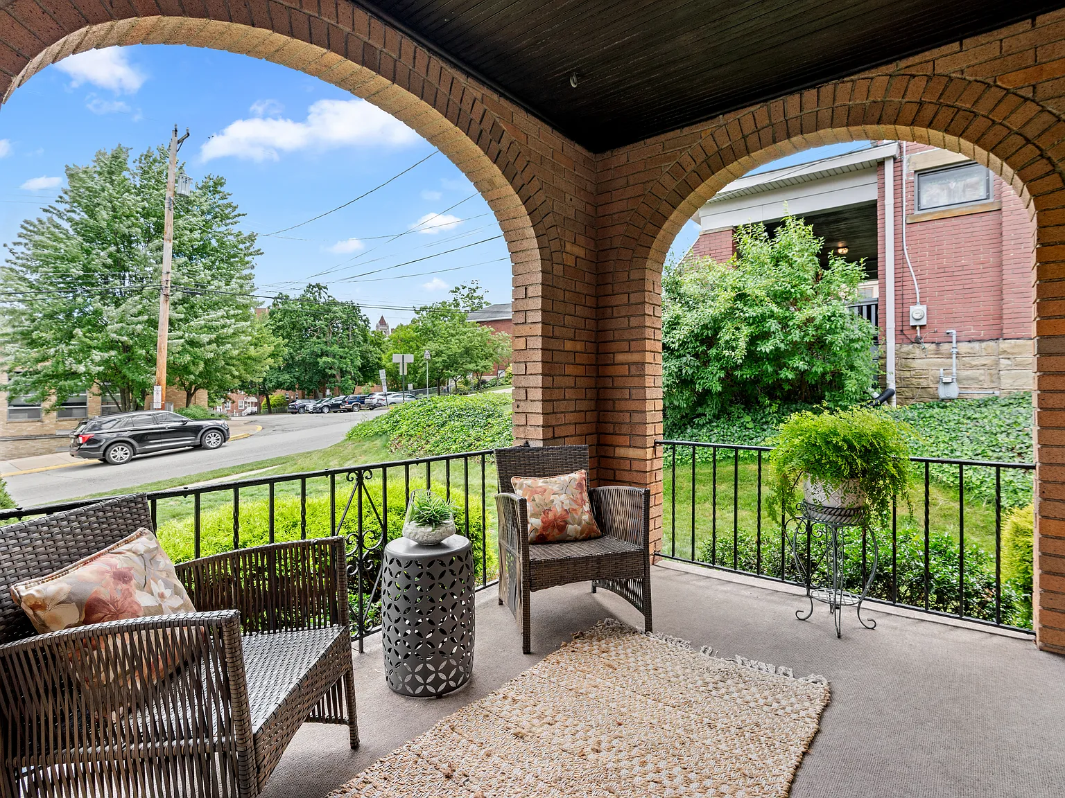 2 bed, 1.5 bath, 1250 sqft, $2,250 — Photo 2