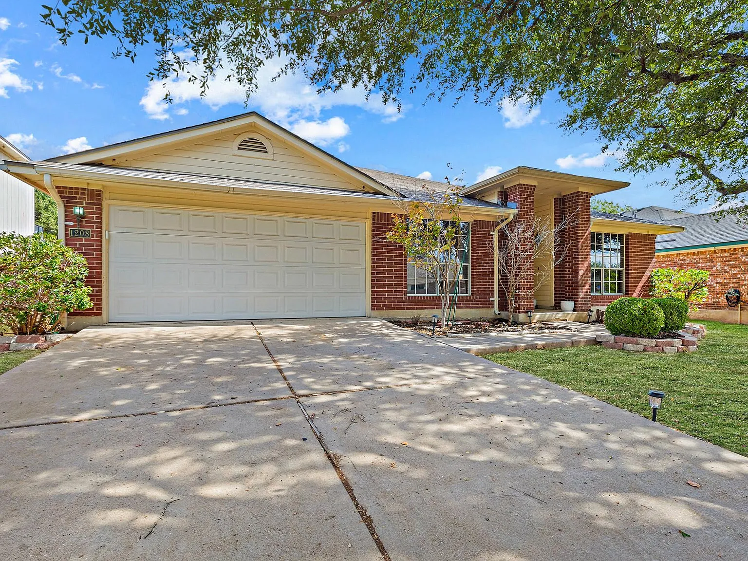 4 bed, 2.0 bath, 2101 sqft, $2,200 — Photo 1