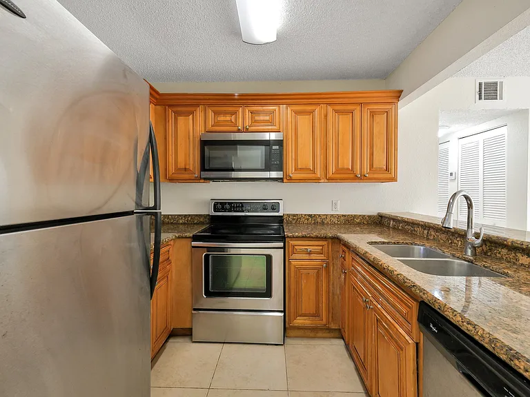 1440 Lake Crystal Dr #B — Photo 3
