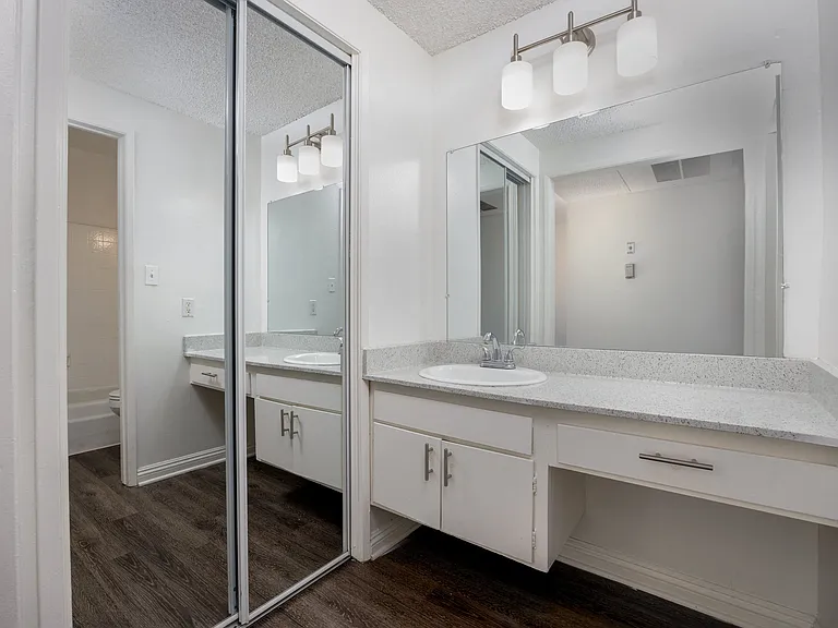 Park Manor Apartments — Photo 19