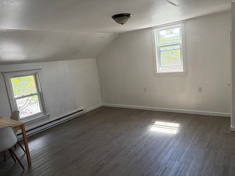 521 Clay Ln — Photo 2