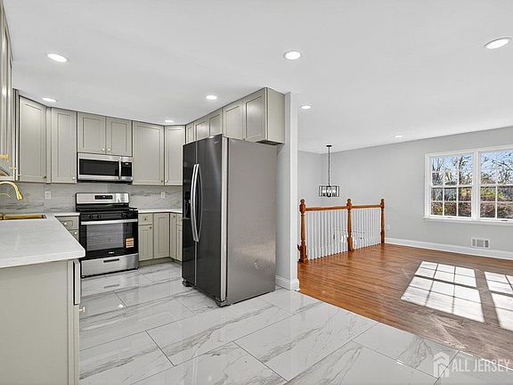 3rd image of 43 Linden Ln