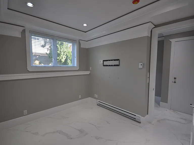 7505 Kingsway — Photo 5