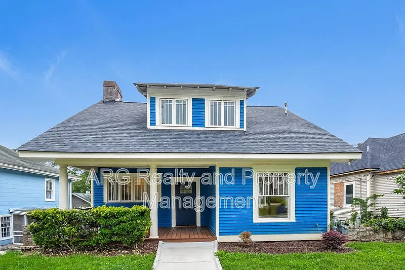 3 bed, 3.0 bath, $2,400 — Photo 1