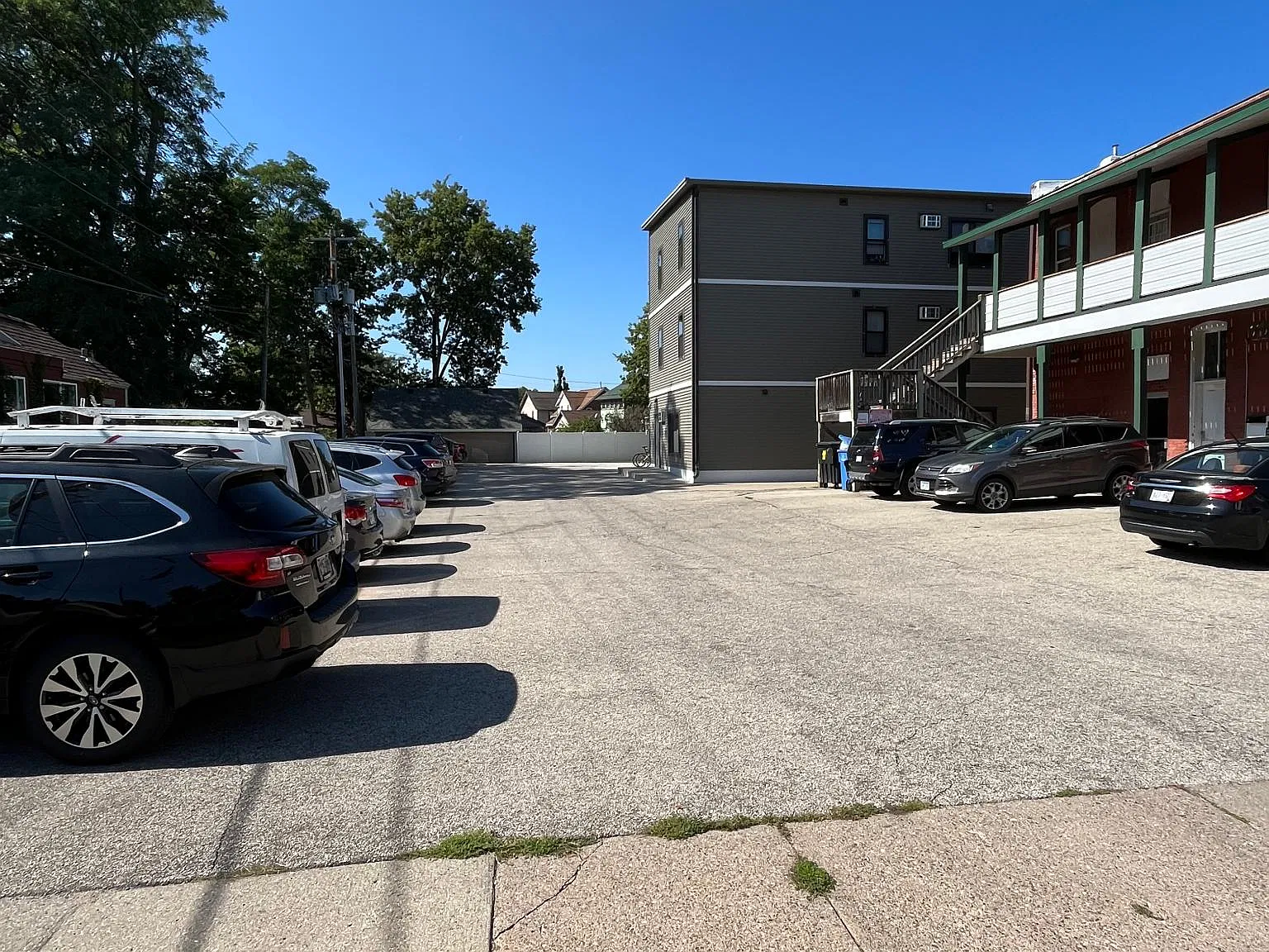 3 bed, 900 sqft, $1,485 — Photo 2