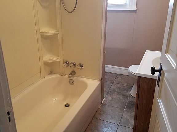 3rd image of 1017 Leishman Ave