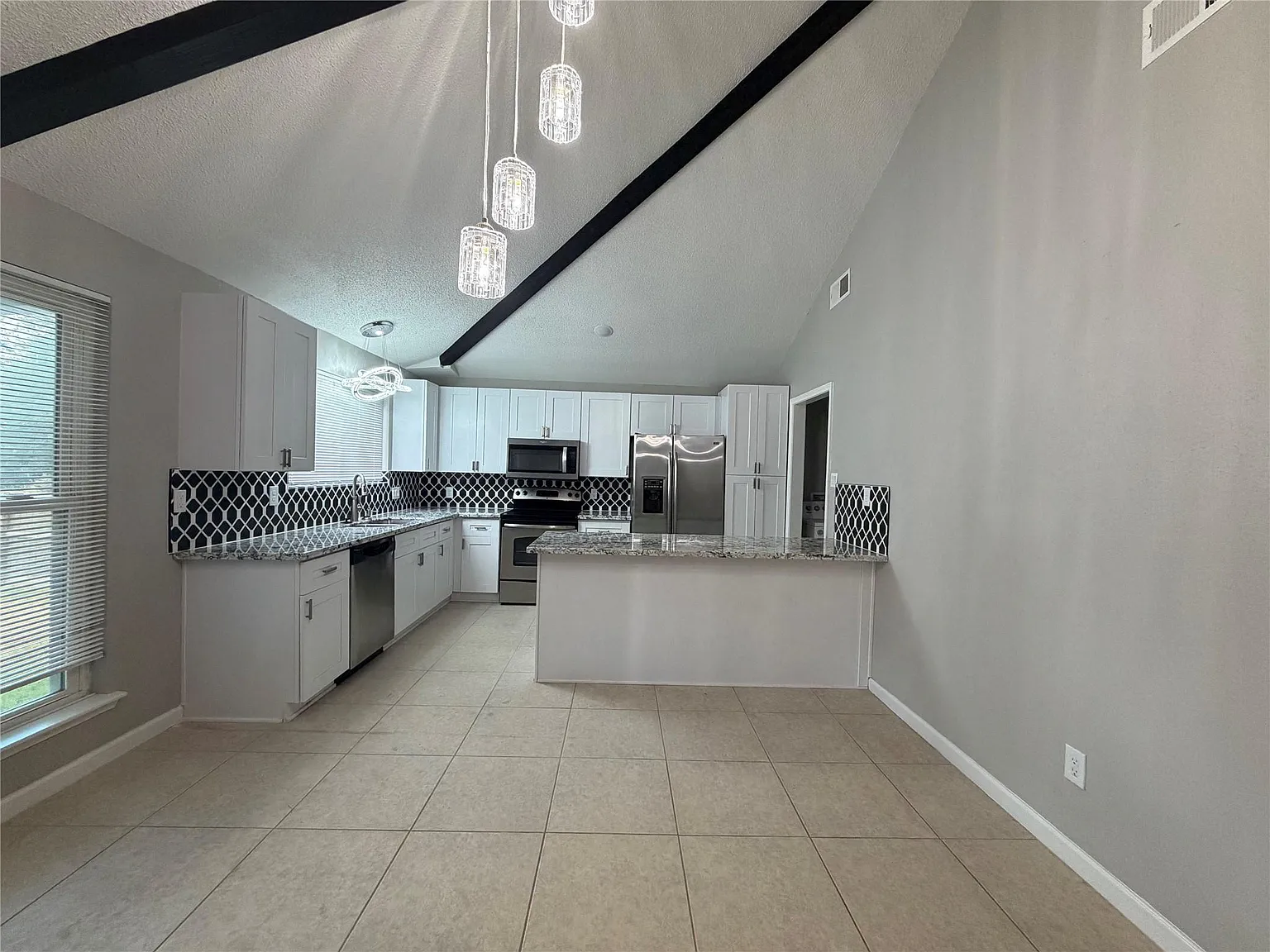 3 bed, 2.0 bath, 1330 sqft, $2,100 — Photo 2
