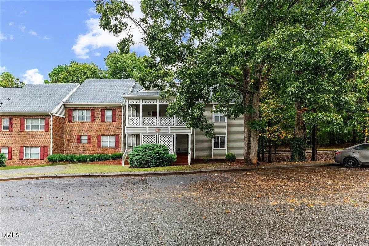 1 bed, 1.0 bath, 674 sqft, $1,300 — Photo 2