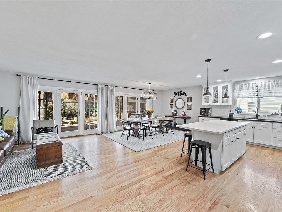 1st image of 2666 King Edward Dr