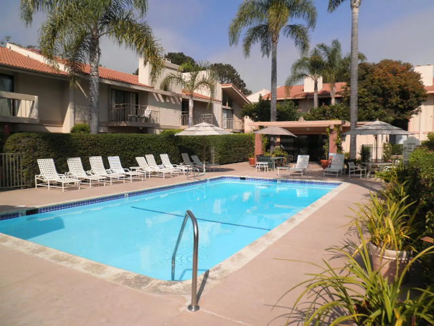 Live the East Beach Lifestyle Townhome with Pool Access — Photo 4