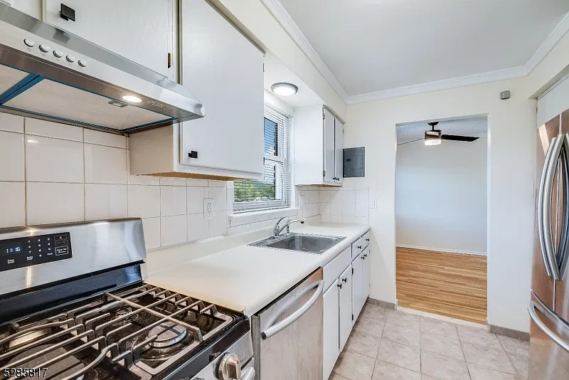 11 bed, 1.0 bath, 866 sqft, $2,150 — Photo 2