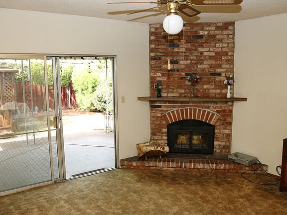 Step-down family rm w/firepl