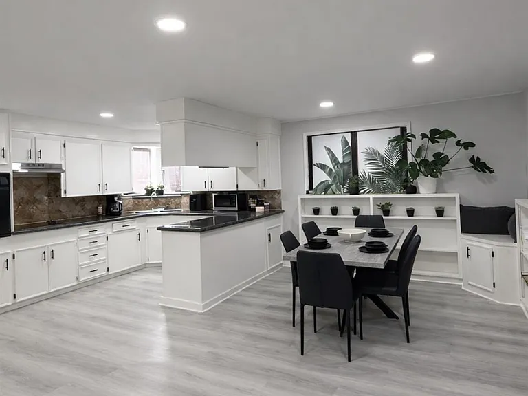 801 Trinity St — Photo 2