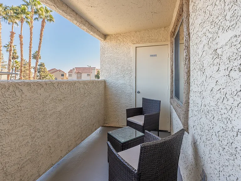 Sunset Winds Apartments — Photo 9