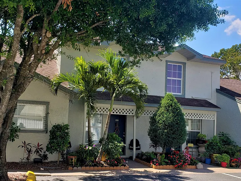 Woodside Villas Apartments — Photo 14