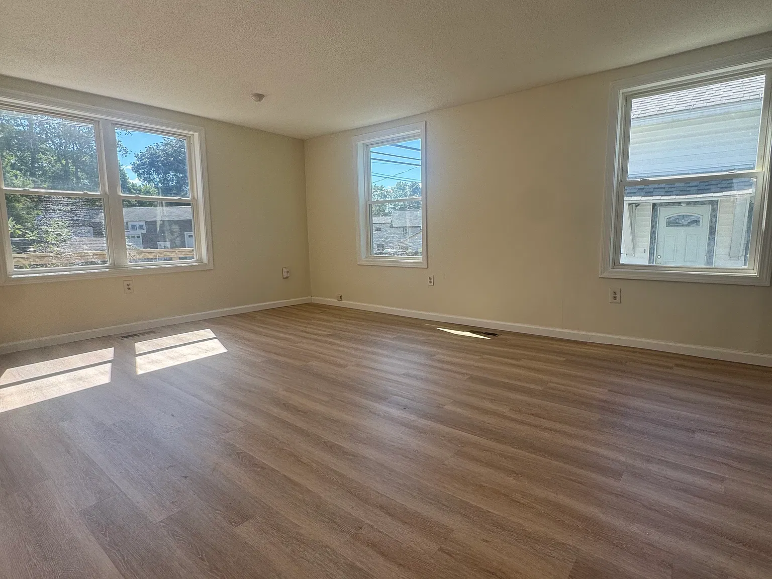 3 bed, 1344 sqft, $2,300 — Photo 2