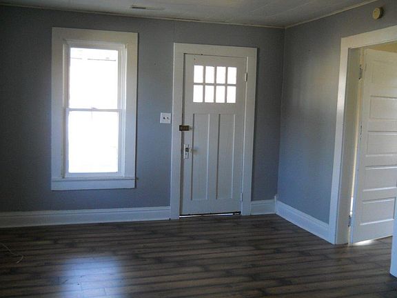 4th image of 102 E Cherry St