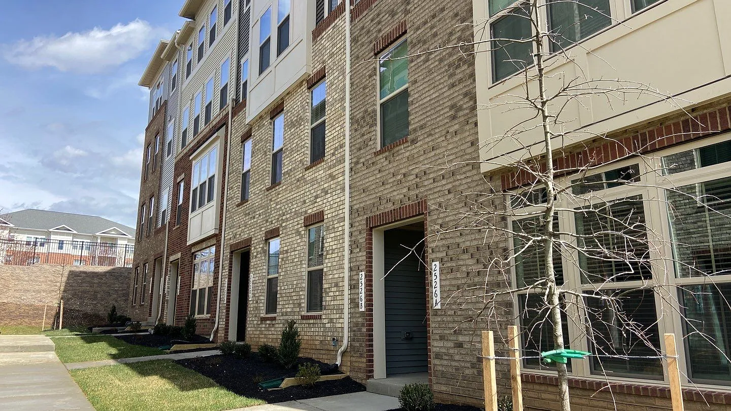 Beautiful townhome located in Town Square Row, Ellicott City. — Photo 2