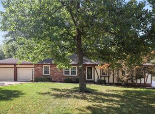 1005 E Langsford Rd, Lees Summit, MO 64063