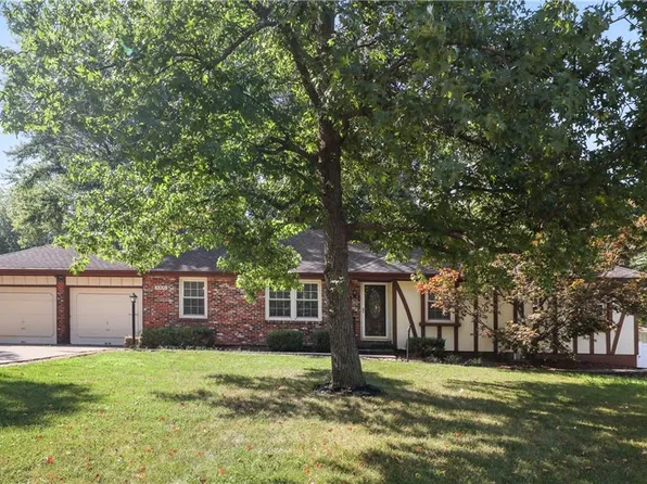 1005 E Langsford Rd, Lees Summit, MO 64063