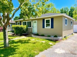 8 Hallock Rd, East Quogue, NY 11942