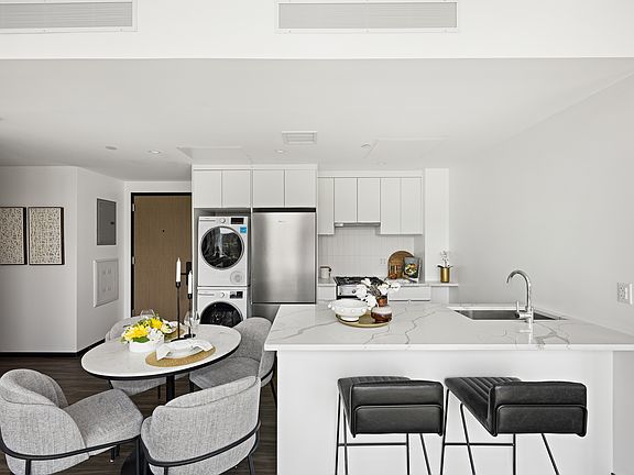 4th image of 410 W 126th St #905