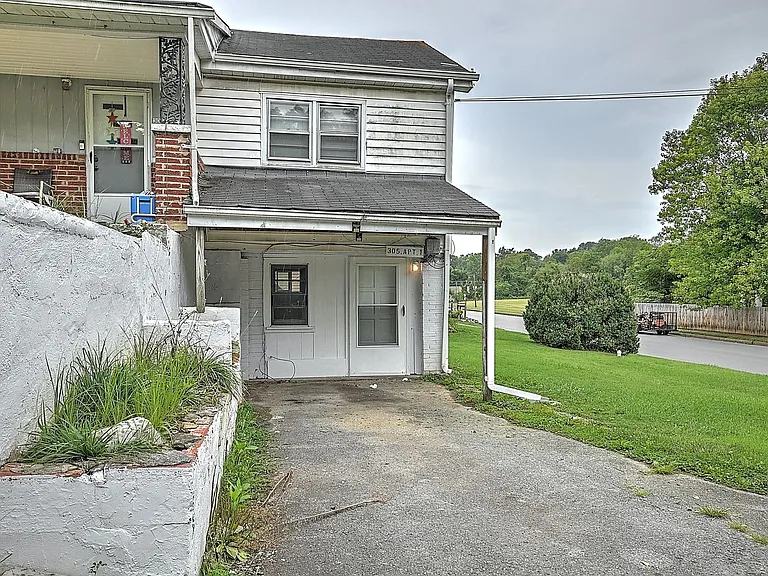 305 Moorland Dr — Photo 3