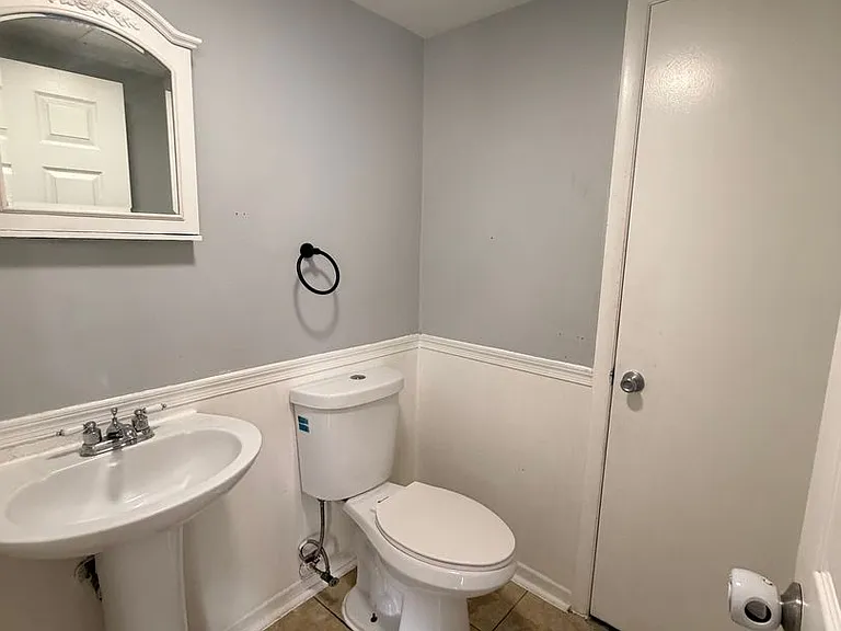 556 Burlington Ct — Photo 11