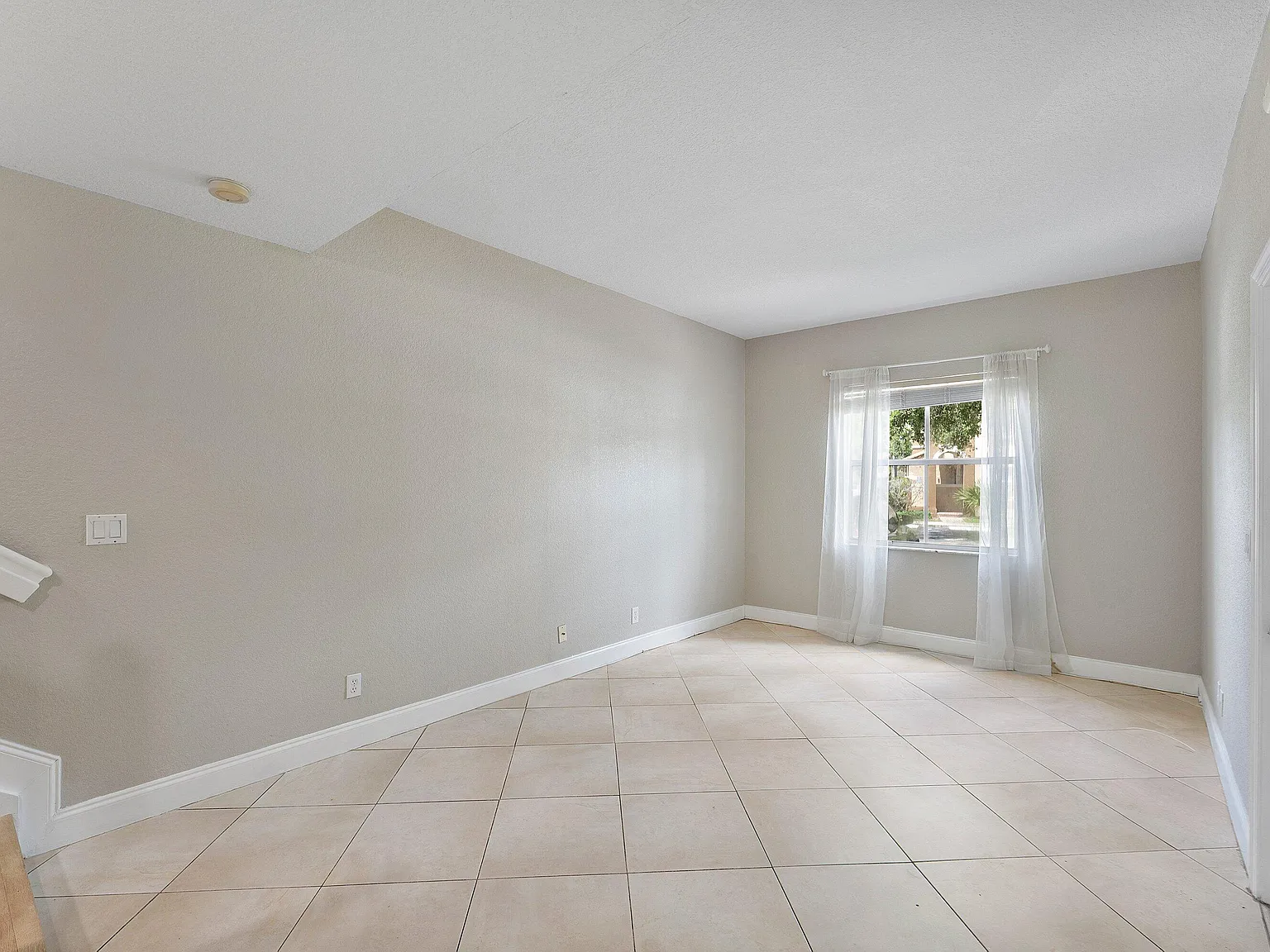 3 bed, 2.5 bath, 1471 sqft, $2,500 — Photo 3