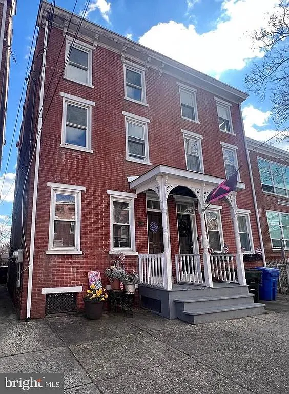 3 bed, 1.0 bath, 1944 sqft, $1,800 — Photo 1