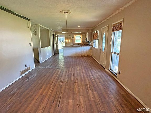 3rd image of 2033 Meadows Rd