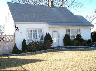 28 Academy Ln, Levittown, NY 11756