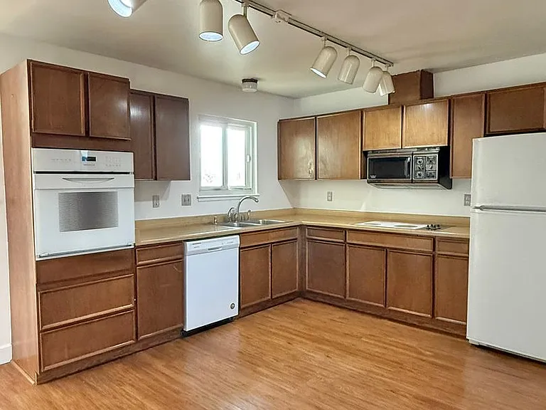2905 Scholl Dr — Photo 2
