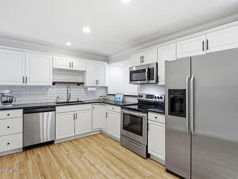 1425 Central Dr — Photo 21