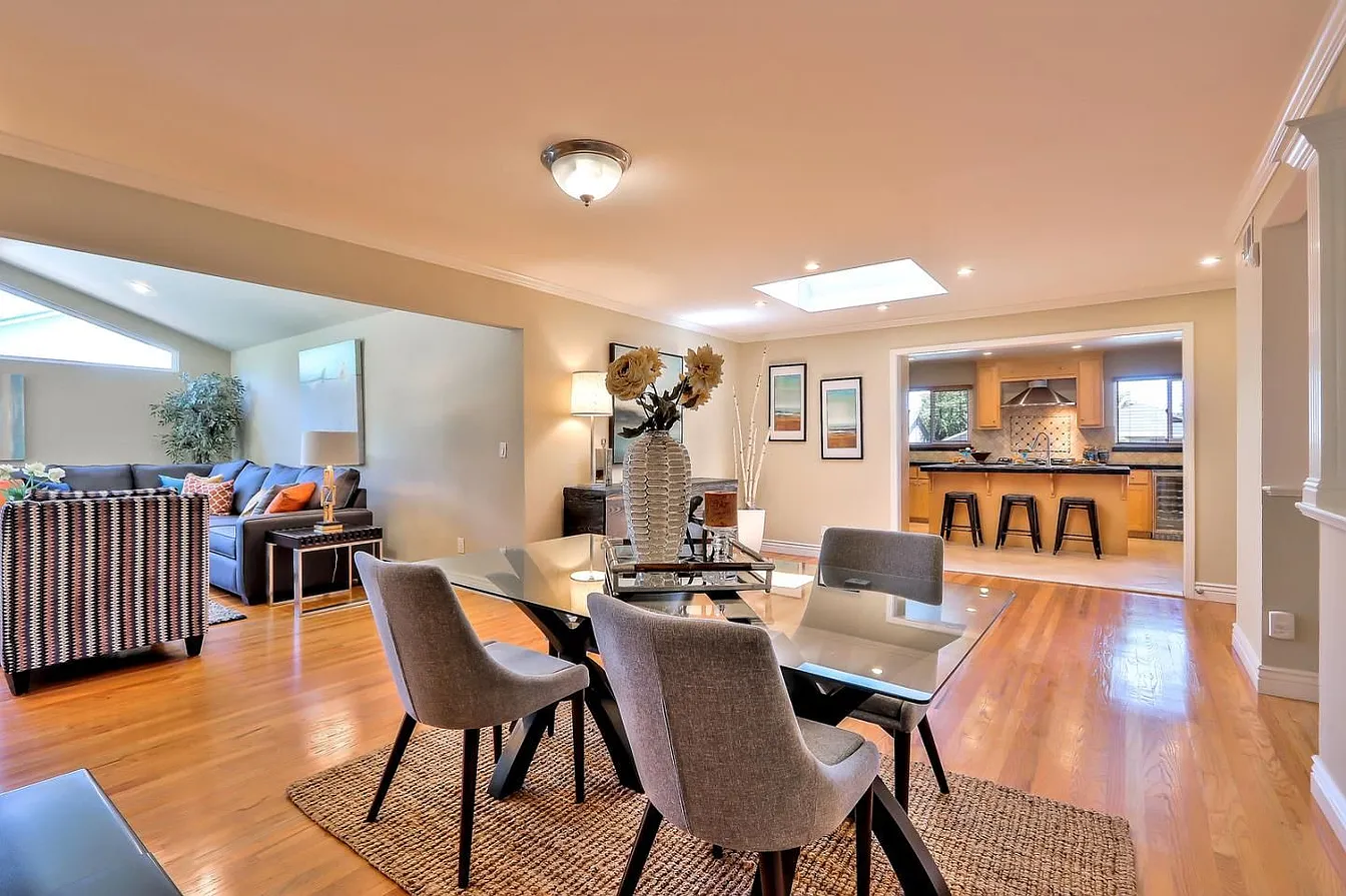 237 Carlton Ct