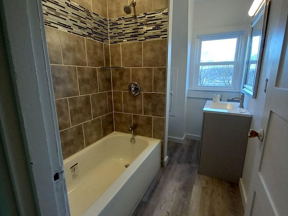 1st image of 435 Roosevelt Ave