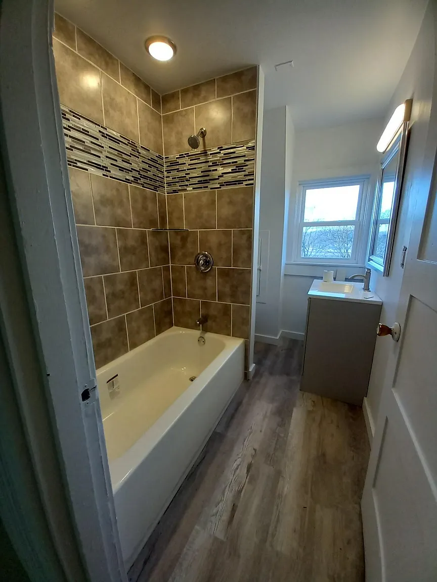 435 Roosevelt Ave photo 1