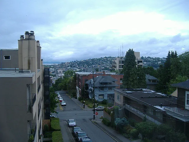 525 E Roy St — Photo 16