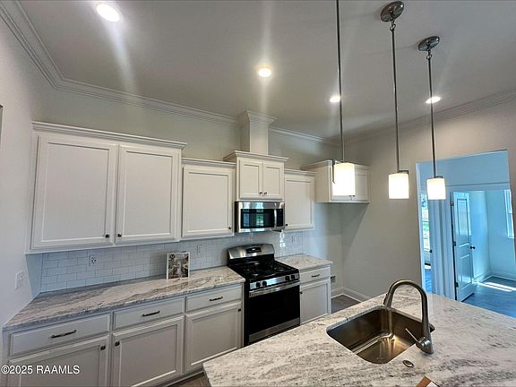 4th image of 311 Bennington Ln