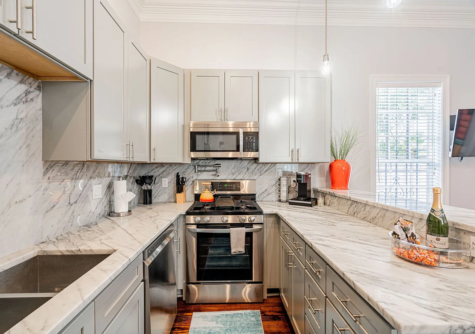 1BD/1BA In Gated Complex Near Lower Garden District — Photo 1