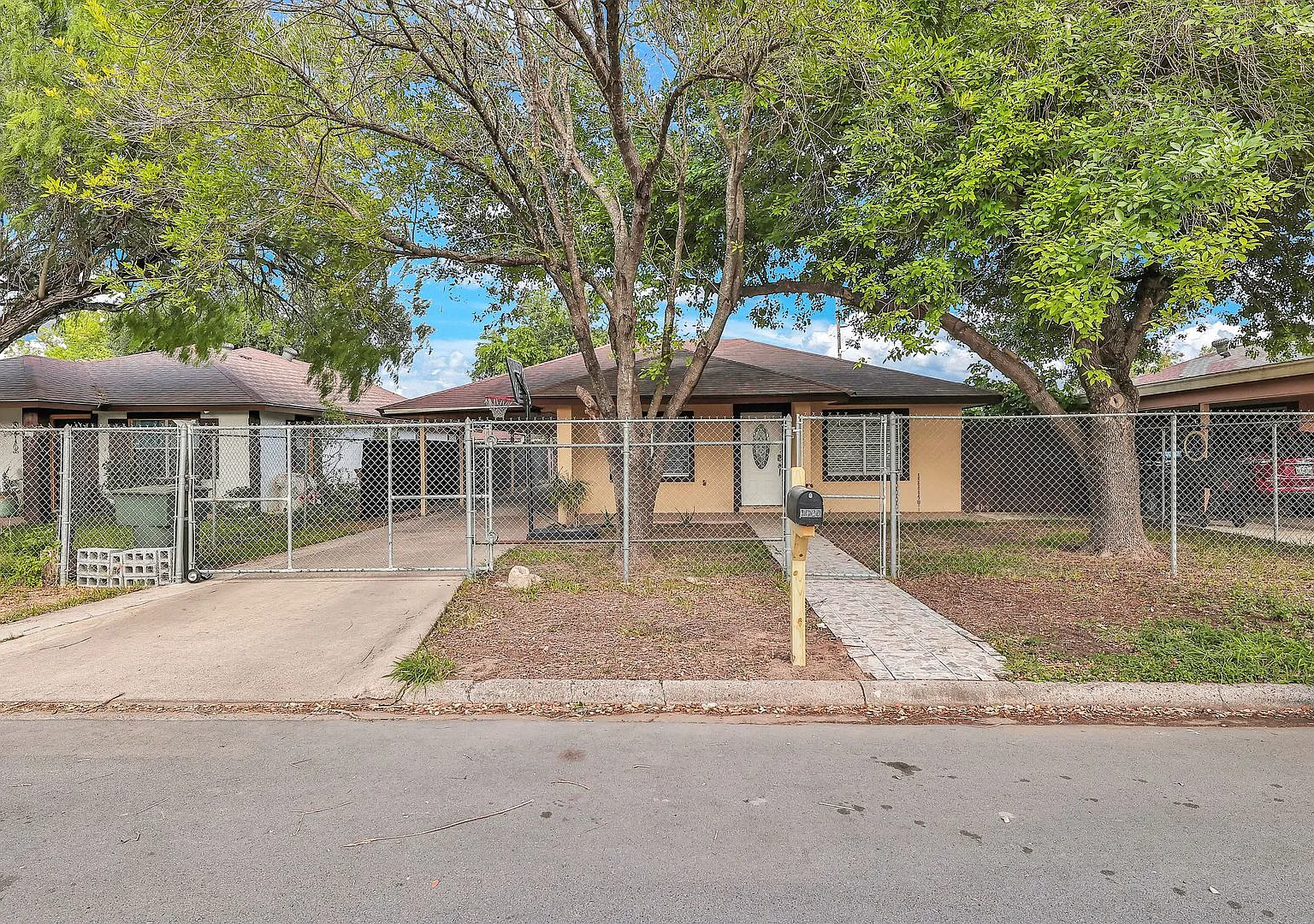 Spacious! Great Location! — Photo 1