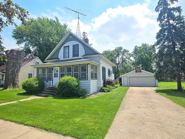 827 W 17th Ave, Oshkosh, WI 54902