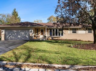 5601 Lakeview Dr, Greendale, WI 53129