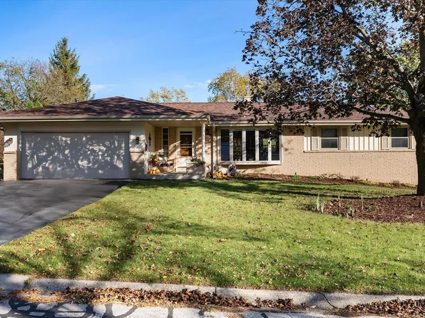 5601 Lakeview DRIVE, Greendale, WI 53129