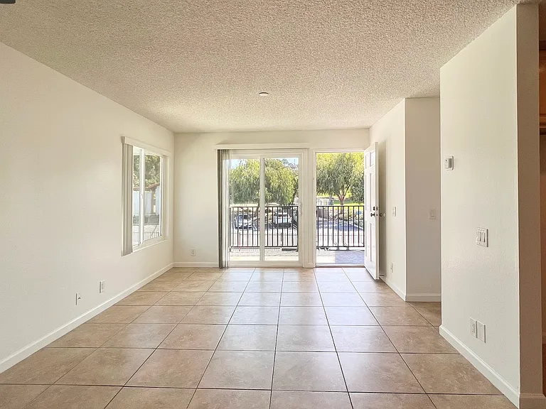 2725 Calle Del Comercio #B — Photo 36