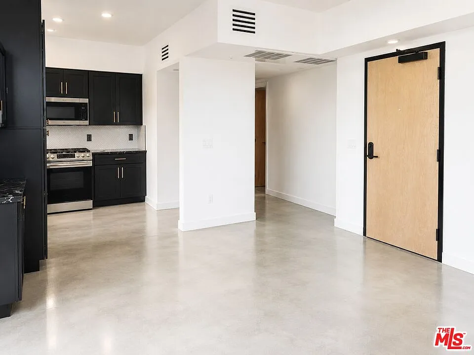 2 bed, 2.0 bath, 1300 sqft, $3,750 — Photo 2
